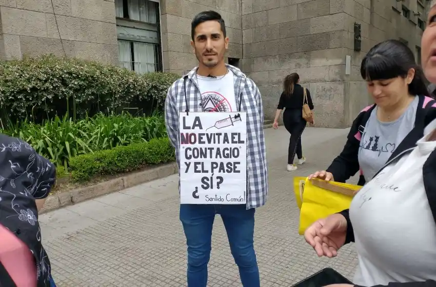 Reclamo contra el Pase Sanitario: "Cada vez que alguien pide un pase comete un delito"