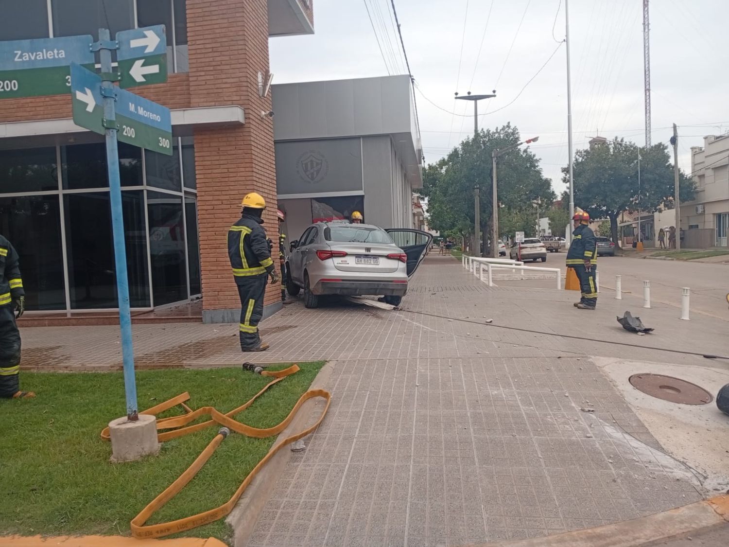 Una conductora perdió el control y chocó contra la mutual del Club Sportivo Suardi
