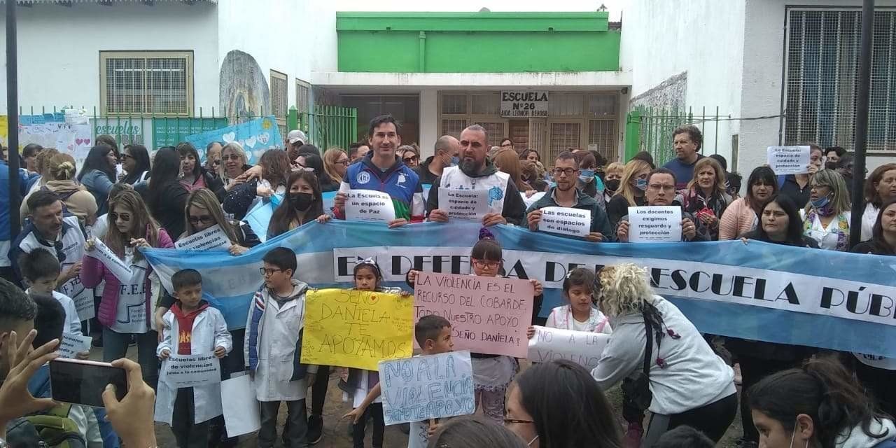 Brutal paliza de una madre a una docente en Varela: Marcharon a la escuela y confirmaron un paro distrital 