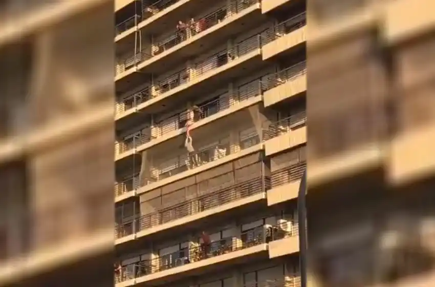 Video: el estremecedor rescate a un niño que colgaba de un edificio en calle Pellegrini