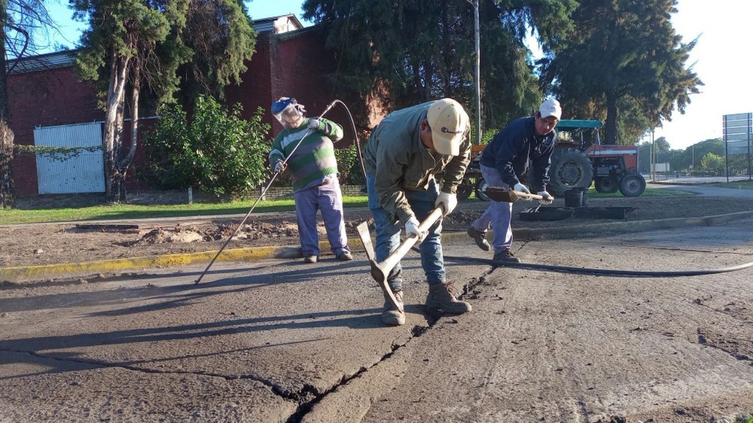 Avellaneda avanza con un plan intensivo de bacheo y tomado de fisuras 