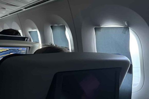 Falla en el sistema que atenúa la luz en las ventanillas del avión deja a pasajeros expuestos al sol durante 14 horas