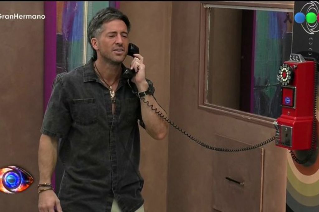 Juan Pablo atendió el teléfono rojo