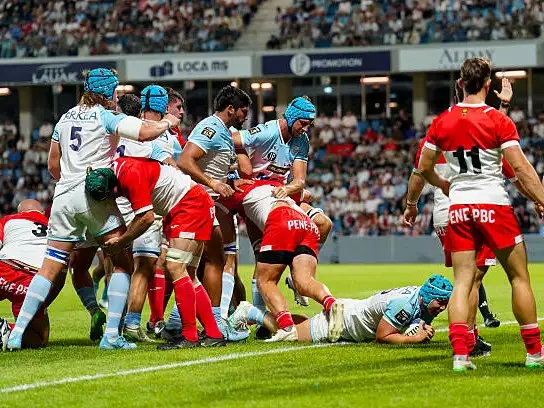 Bruni observa de cerca uno de los tries de Bayonne.