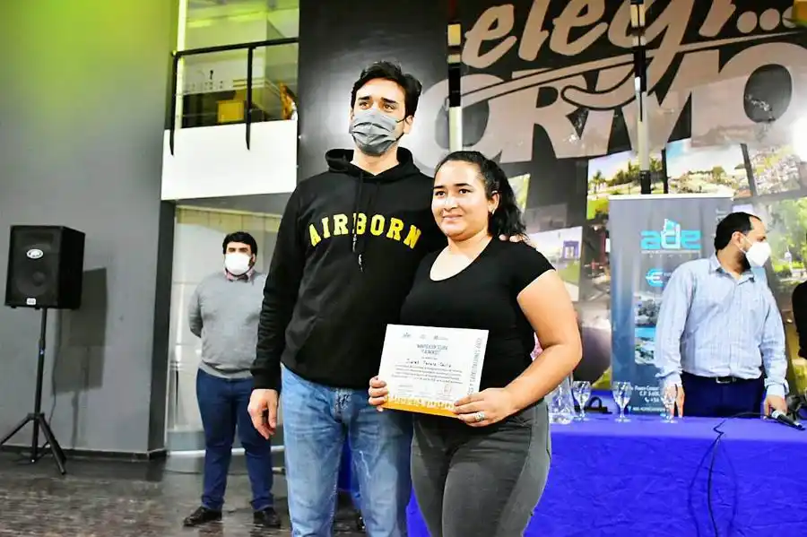 Trabajadores del sector gastronómico recibieron 
su carné de manipulación segura de alimentos