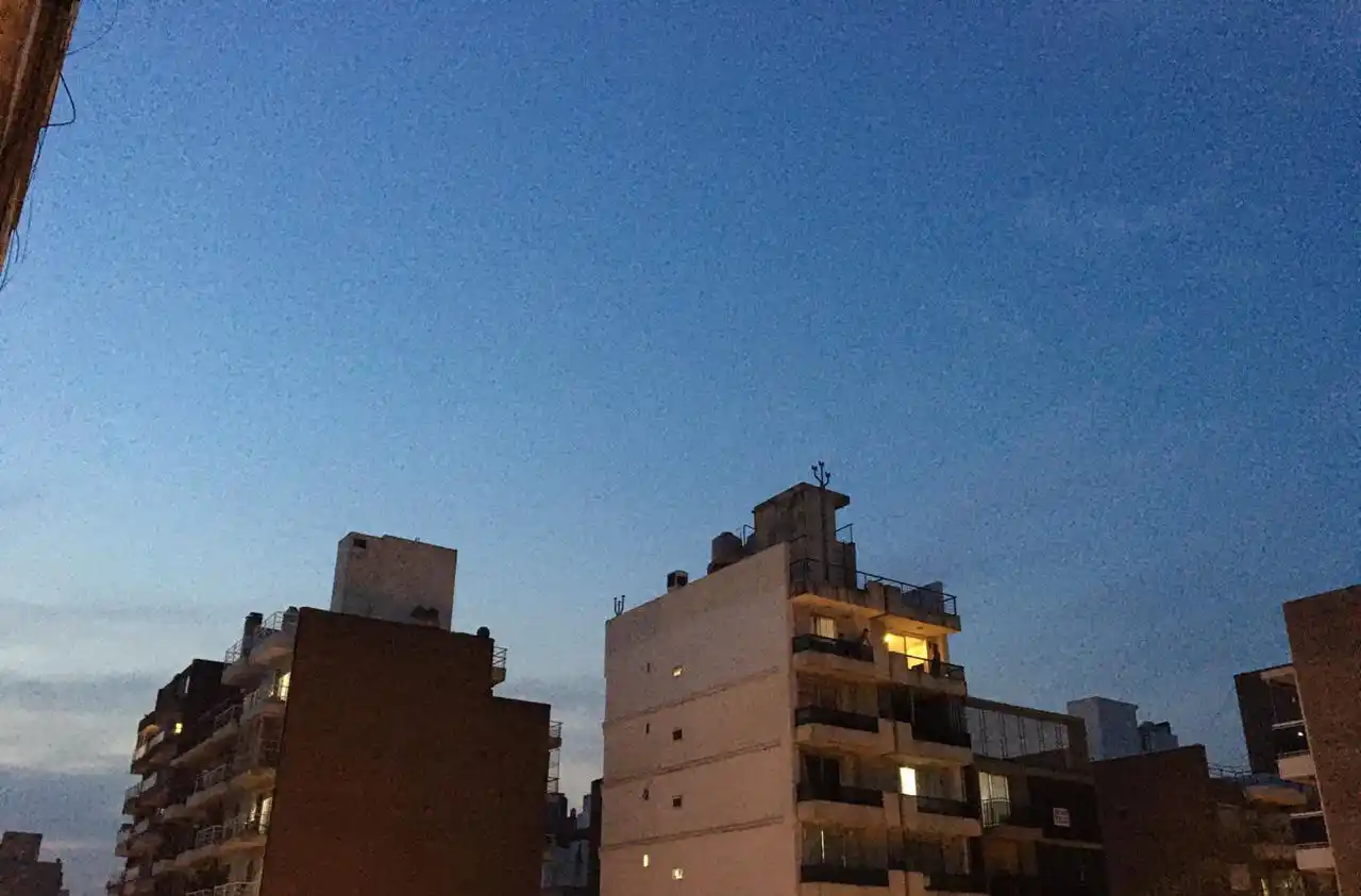 Viernes frío con cielo despejado en Rosario