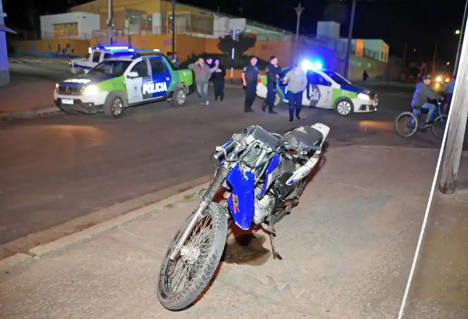 Dos hermanos fueron hospitalizados tras chocar con su moto en Lavalle y Movediza 