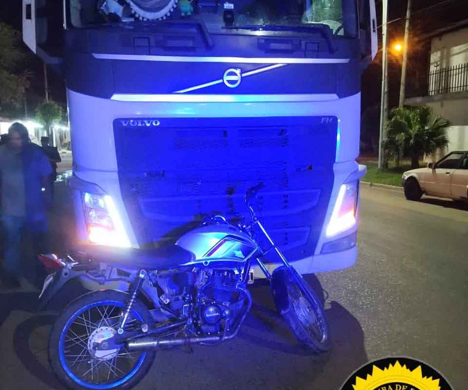 Dos motociclistas hospitalizados tras chocar contra un camión