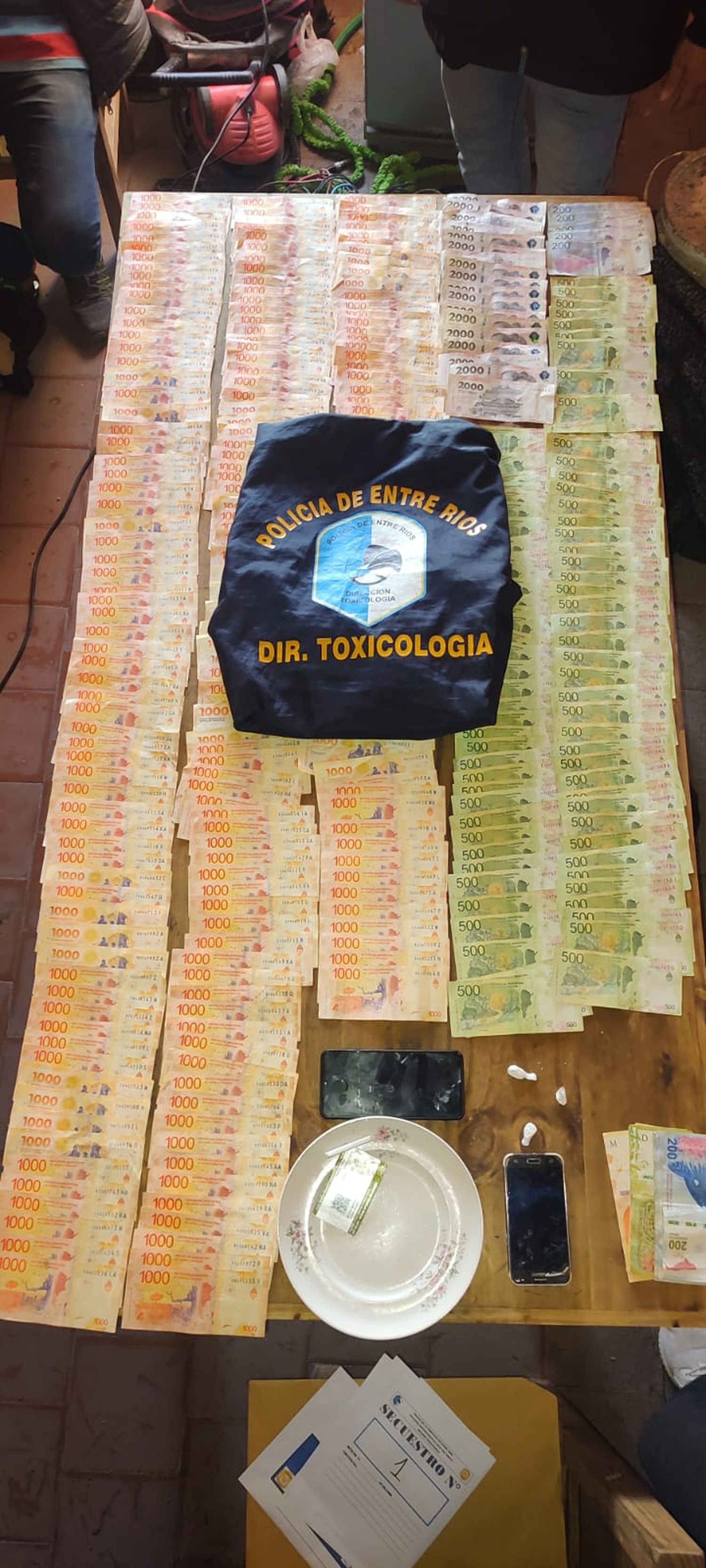 Cuatro allanamientos en la ciudad dejaron un saldo de miles de pesos, cocaína y menores involucrados