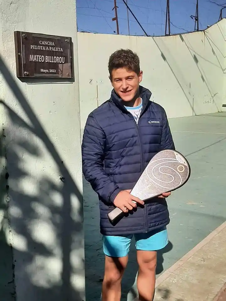 La presencia de Mateo Billorous en la cancha abierta del Club Pelota Gualeguay será un verdadero lujo. Campeón Argentino y Mundial en un triangular imperdible nos visitará el venidero 7 de Octubre. Ya una cancha lleva su nombre lo que habla por si solo del nivel de este pelotari.