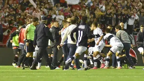 Graves incidentes entre los jugadores de Estudiantes y Gimnasia
