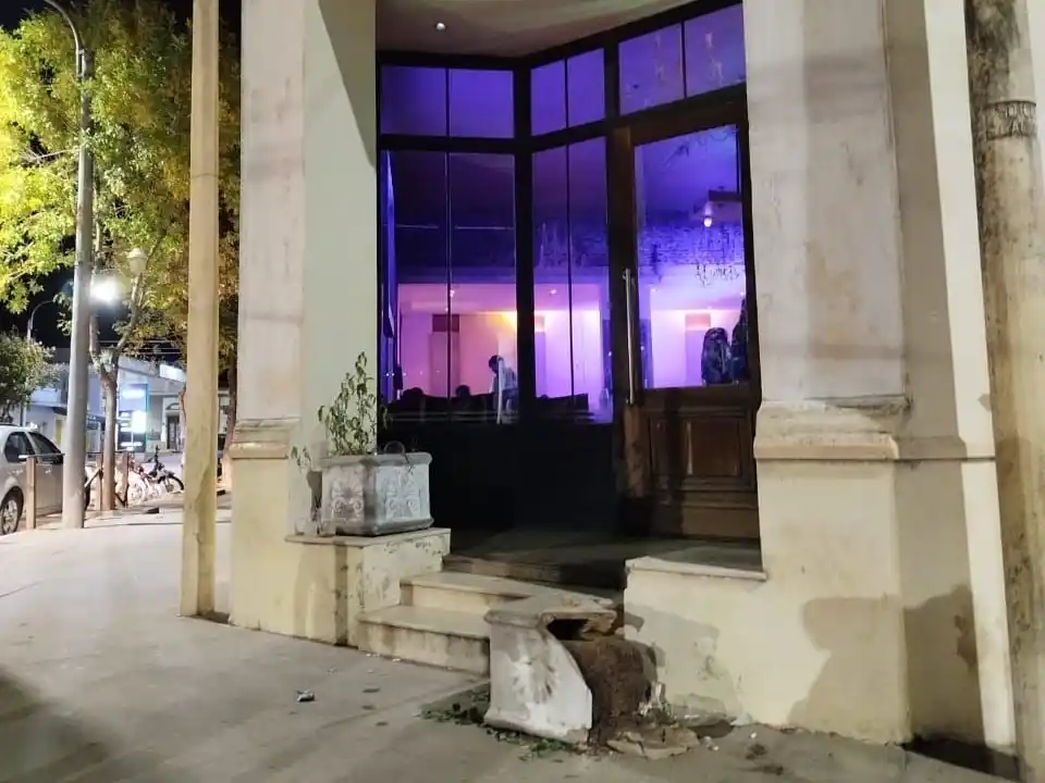 El ingreso al bar con  la maceta rota.