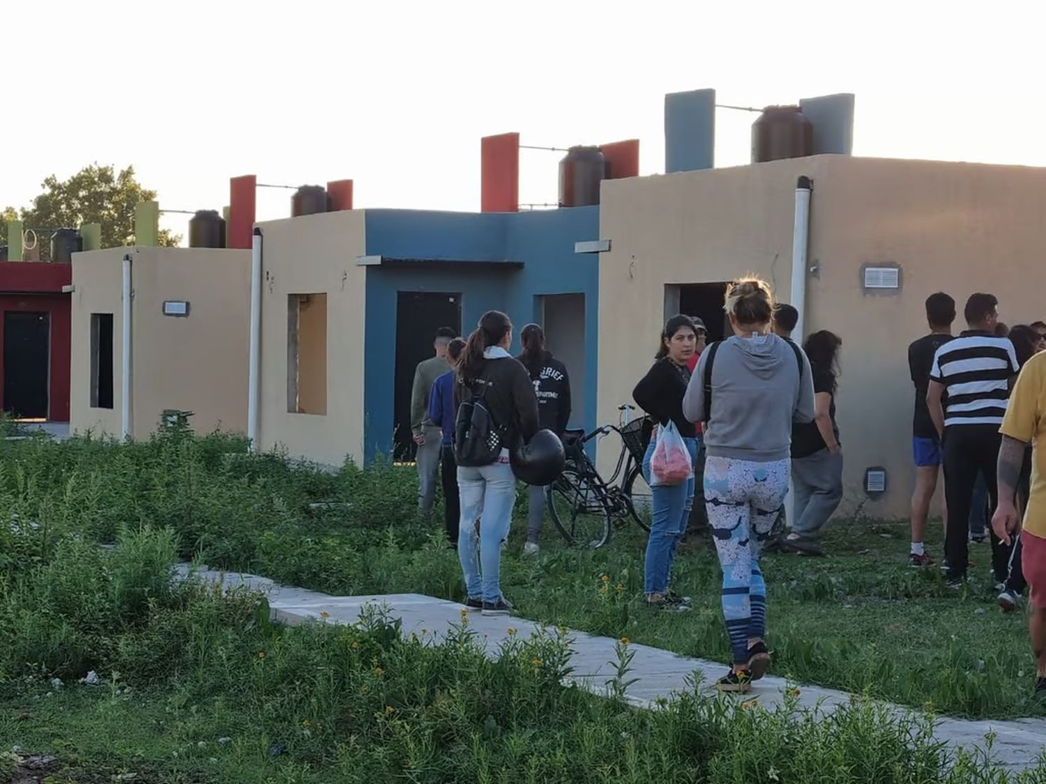 Tras robos y amenazas de usurpación, vecinos de San Pedro tomaron posesión de 84 casas preadjudicadas pero sin terminar