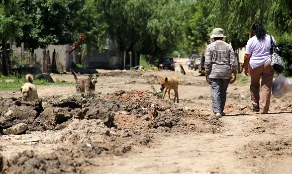 Mal estado de una calle: Hasta los camiones se empantanan