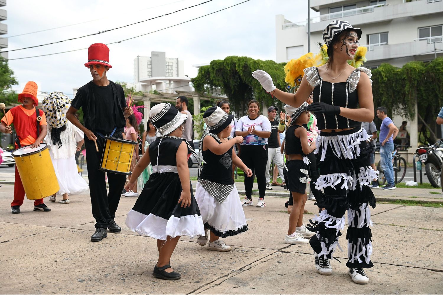 Carnaval en Av. General López: desfile de comparsas, ferias y ofertas gastronómicas