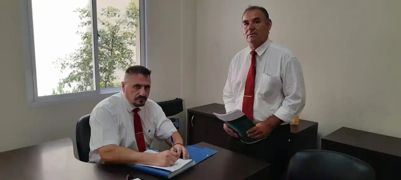Marcos Sosa junto a Ramón Martínez de la División de Inspectores del Iosper.