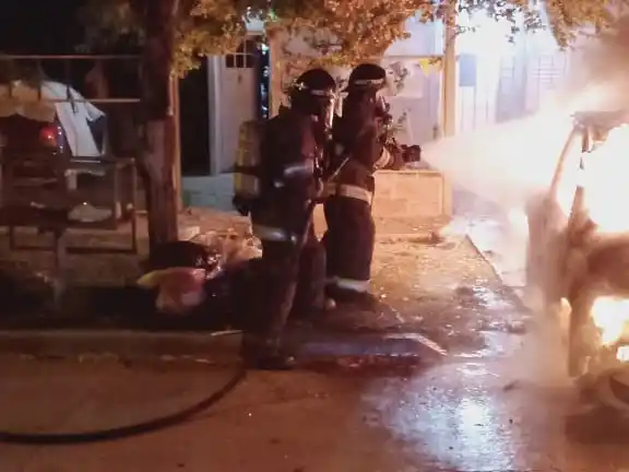 Un auto quedó consumido por las llamas en la madrugada y puso en alerta a todo el barrio Güemes - 3