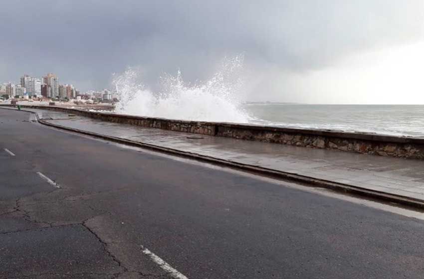 Jueves invernal y con mucho viento en Mar del Plata
