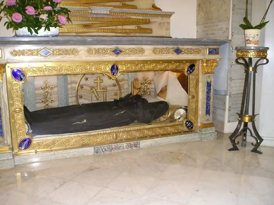 Cuerpo incorrupto de santa Catalina Labouré. Con tratamiento de cera, su cuerpo se encuentra en la Capilla de las Apariciones en la Rue du Bac (París).