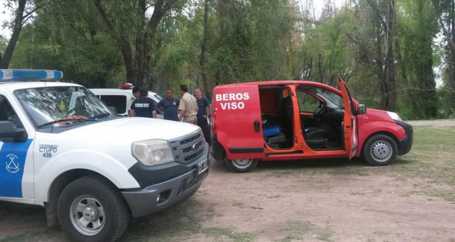 Bomberos de Pilar se suman a la búsqueda en el río de Jorge Andreetta