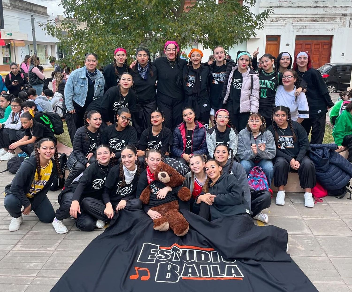 Parte del elenco de bailarines de "Estudio Baila", junto a la directora Débora Tabares.