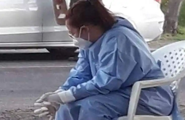 Se hizo viral la foto de una enfermera correntina que hizo 200 hisopados en ocho horas