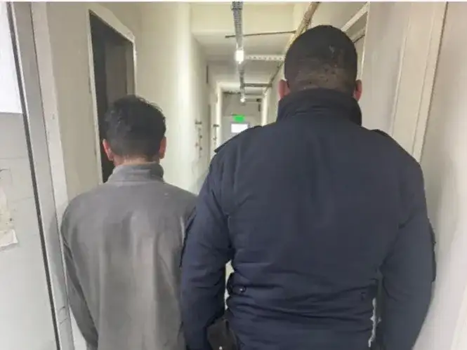Un joven intentó entrar a una casa, fue sorprendido por el dueño y terminó aprehendido