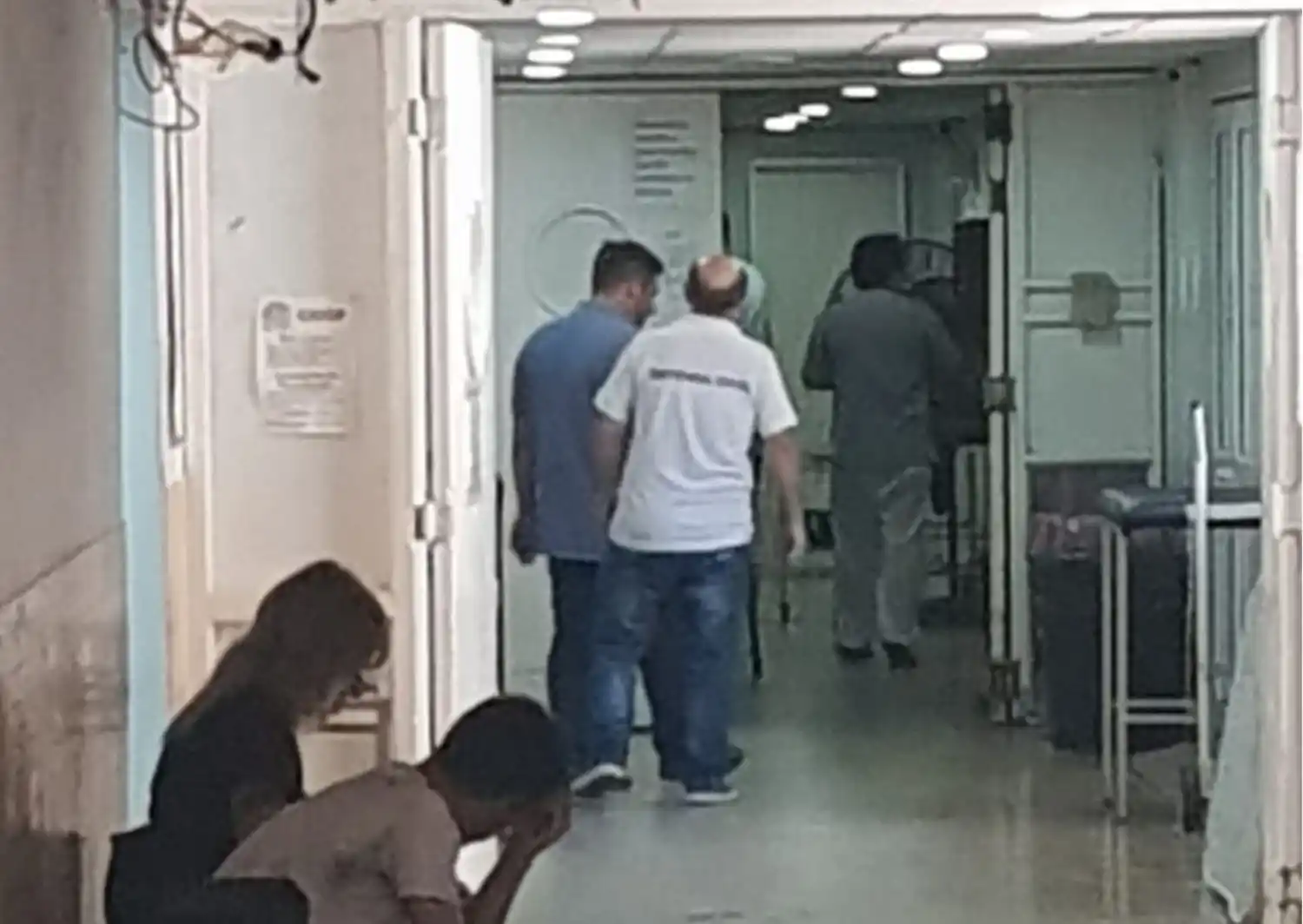 La llegada de los funcionarios al Hospital para recibir el parte médico de Mariano Brañas que quedó en observación, mientas Leiva estaba en la Comisaría.