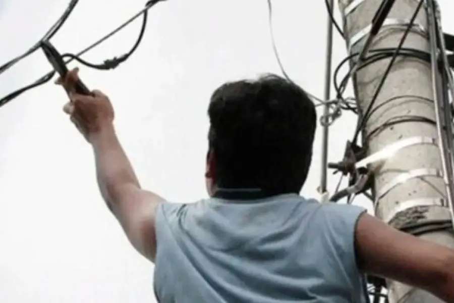 Grave episodio: robaba cables arriba de un poste y terminó electrocutado