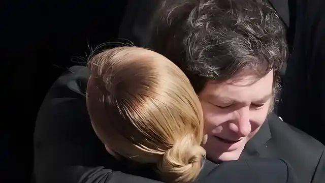 El abrazo de Javier Milei y Giorgia Meloni durante el funeral del papa Francisco en el Vaticano