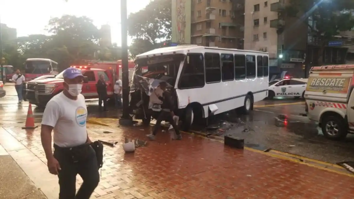 CÁMARA capta momento en que autobuses chocan en Altamira este #3Nov