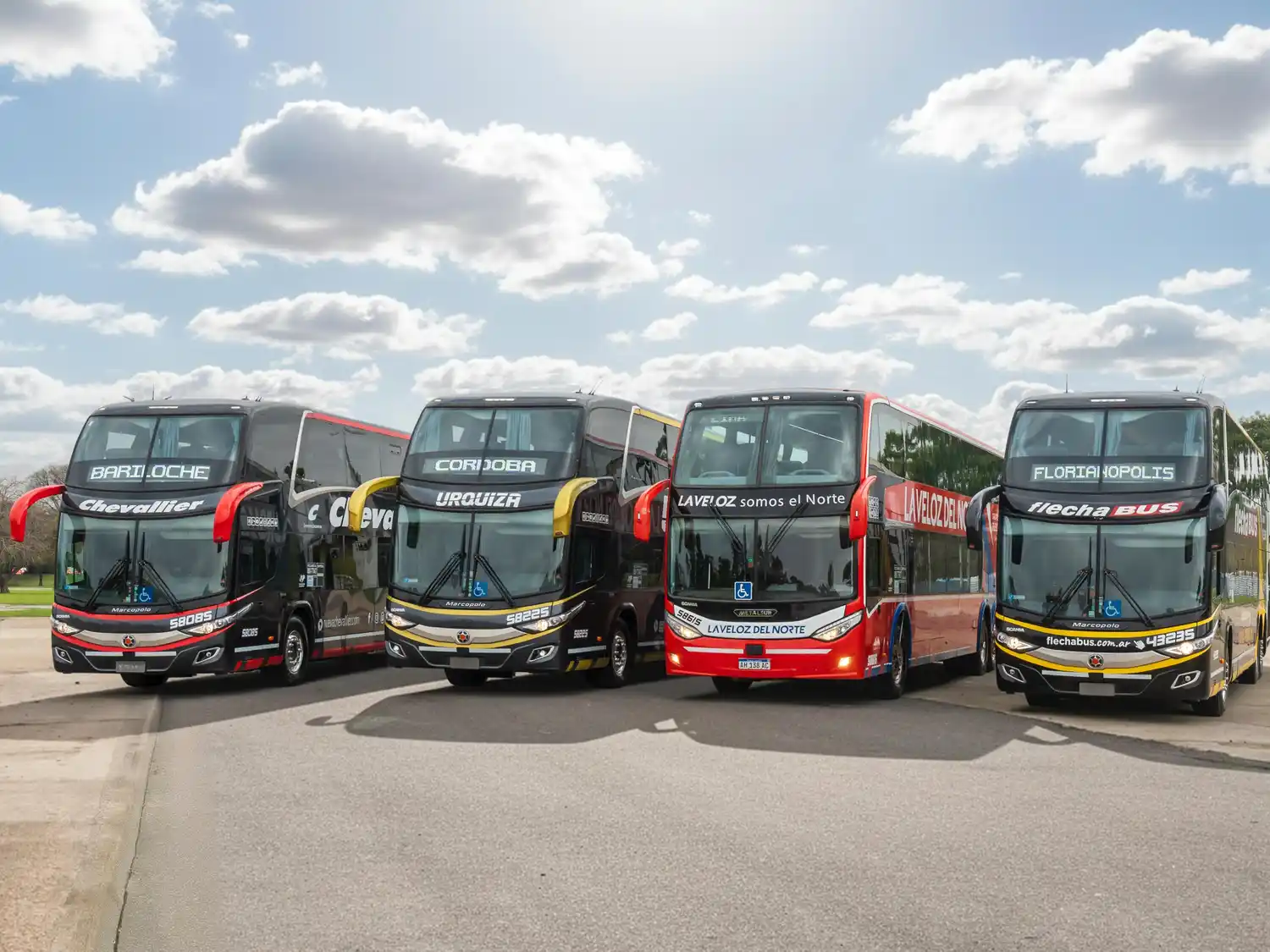 Las empresas líderes en el transporte terrestre refuerzan su compromiso sumando más de 170 micros 0 km a sus flotas.
