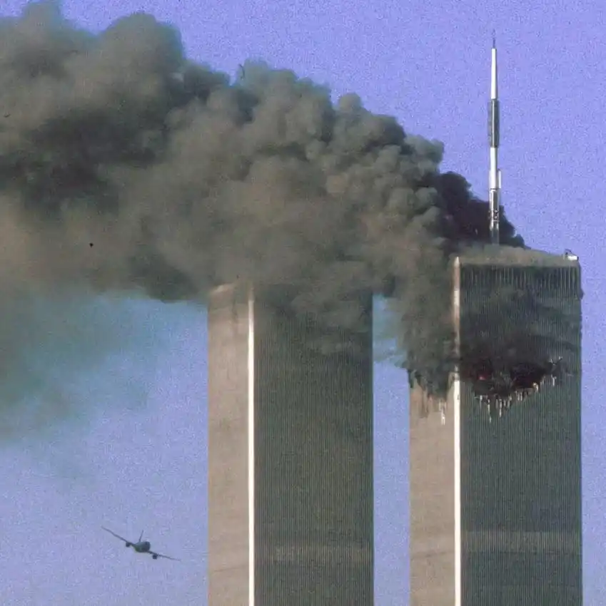 El vuelo 175 de United Airlines se dirige hacia la torre sur del World Trade Center. La torre norte había sido impactada unos minutos antes