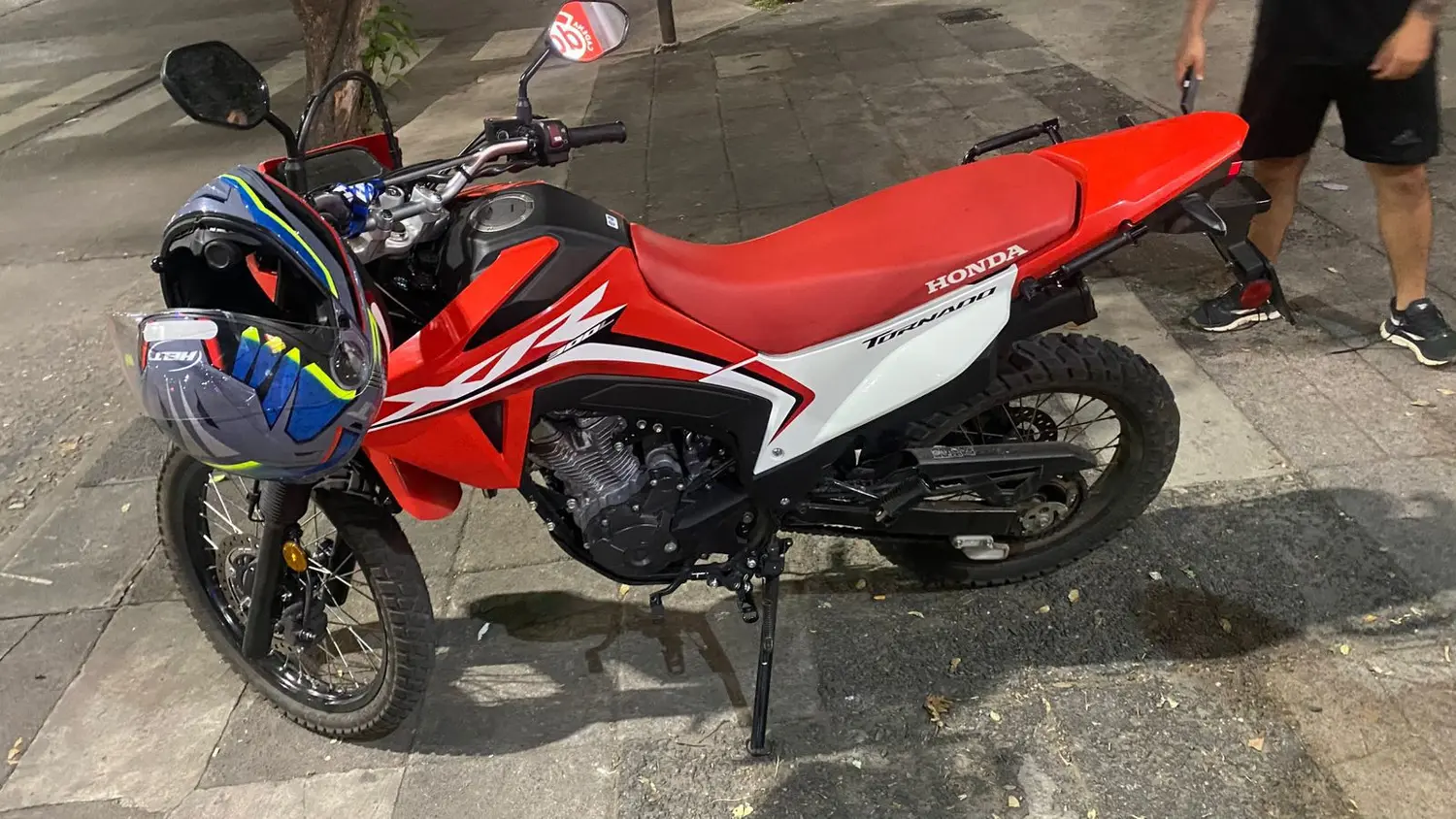 Un delincuente que intentó robar una moto y un hombre que lo agredió terminaron detenidos en barrio Alberdi