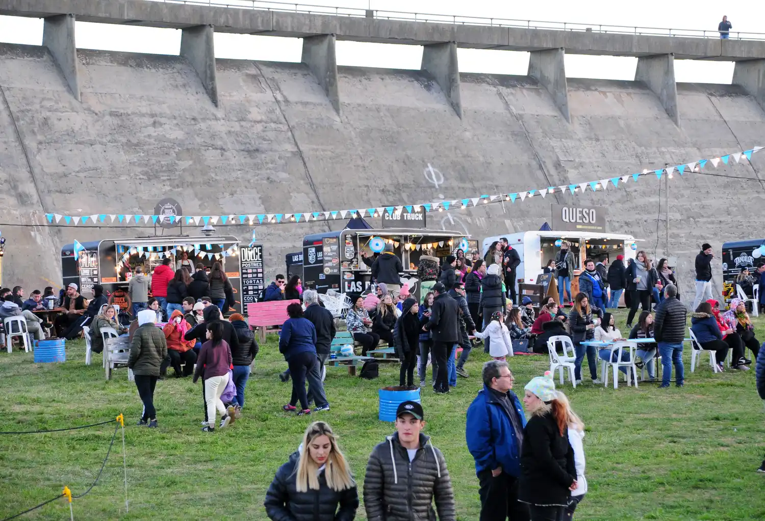 A pesar del frío, el paseo gastronómico en el murallón del Dique tuvo gran convocatoria turística y local