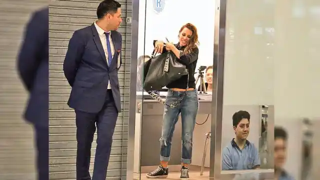 Pampita fue demorada en Ezeiza por un problema con su pasaporte
