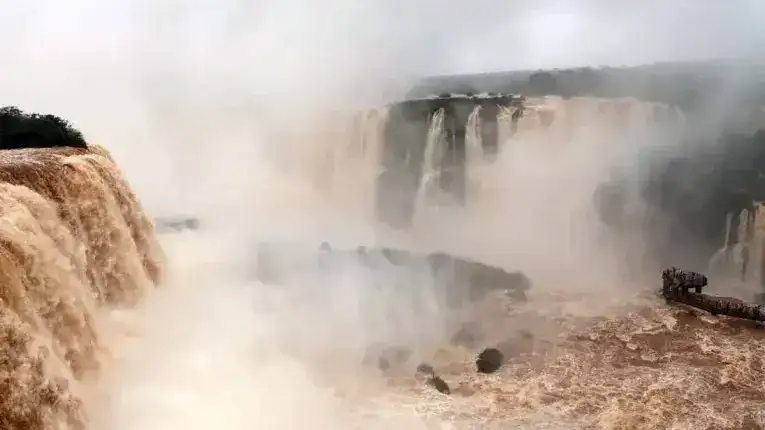 Las Cataratas del Iguazú cuadruplicaron su caudal y ofrecen un paisaje imponente