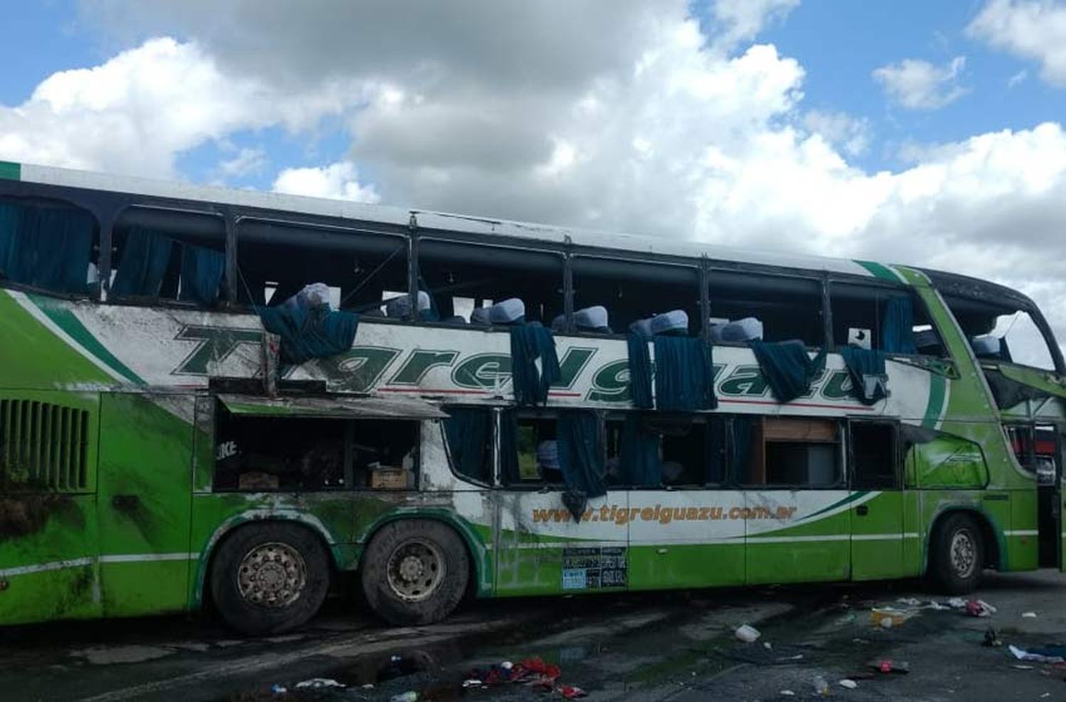 14 menores entre los heridos por el vuelco de un micro en la autopista Rosario-Santa Fe