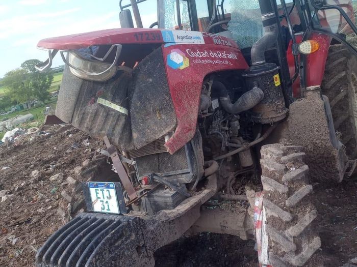 tractor chocado relleno sanitario complejo ambiental