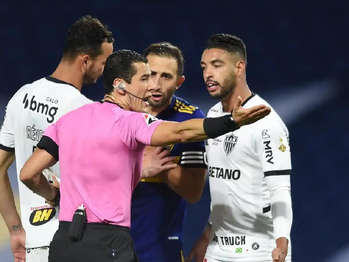 Suspenden al árbitro Rojas, de mal desempeño en Boca-Mineiro