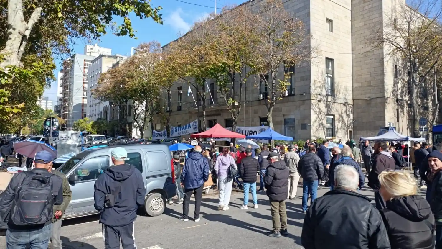 Feriantes sin trabajo hace 11 días protestan frente a la Municipalidad: "Hay gente que no tiene para pagar el alquiler"