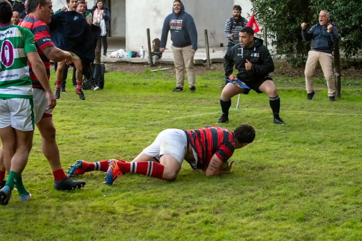 Agustín Di Lena marcando el try que le dio el empate final a Jockey. Foto: Javier Leali