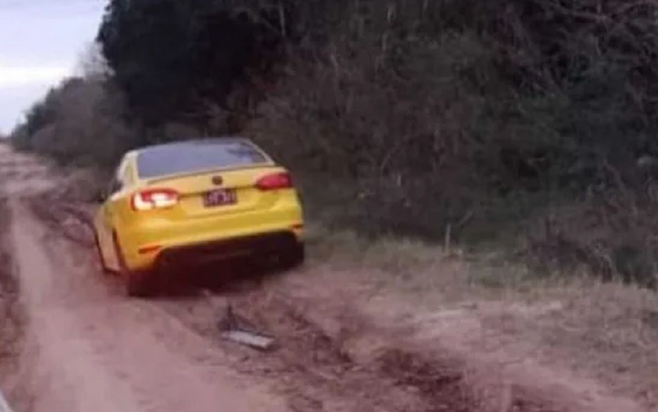 Robaron un auto y lo dejaron abandonado en un camino vecinal con la música a todo volumen