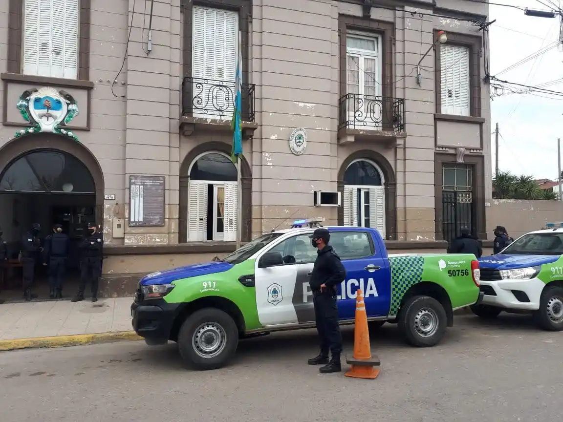 Otra feroz pelea: “le pegaba cachetadas al policía” y él no la podía tocar