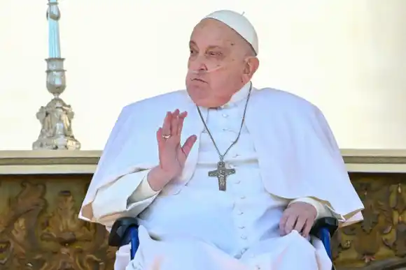 ¡REAPARICIÓN SORPRESA! El Papa, en recuperación, saluda a los fieles en la Plaza de San Pedro (+Video)