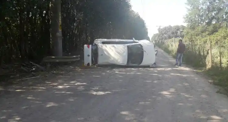 Volcó una camioneta en el camino Sspósito