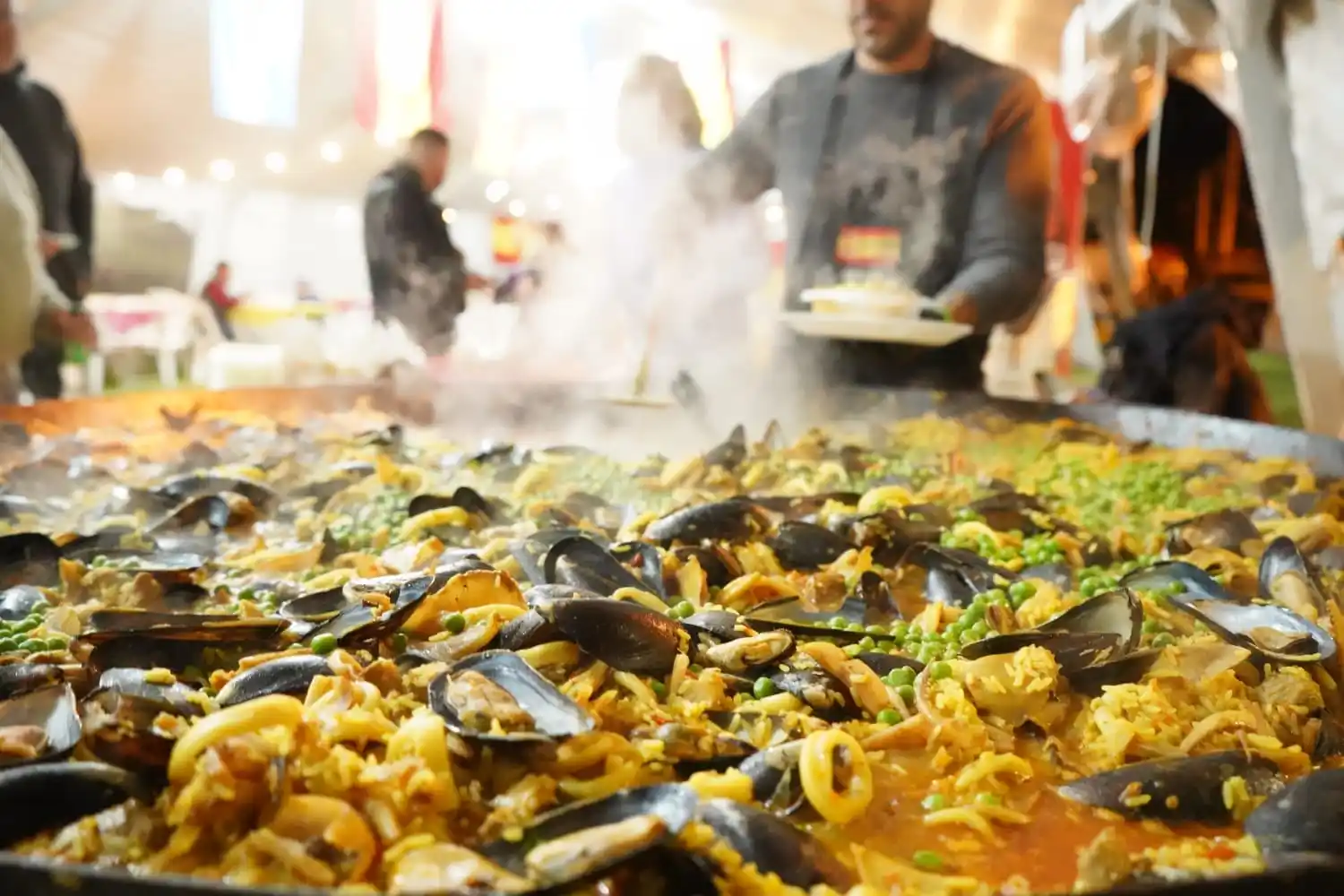 Los españoles confirmaron que realizarán la paella pero que ajustaron los precios al contexto para seguir promocionando su legado gastronómico