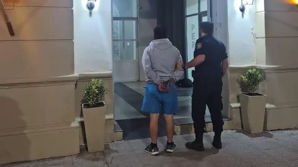 Un hombre llegó borracho a su casa y comenzó a agredir a su hijo: terminó detenido