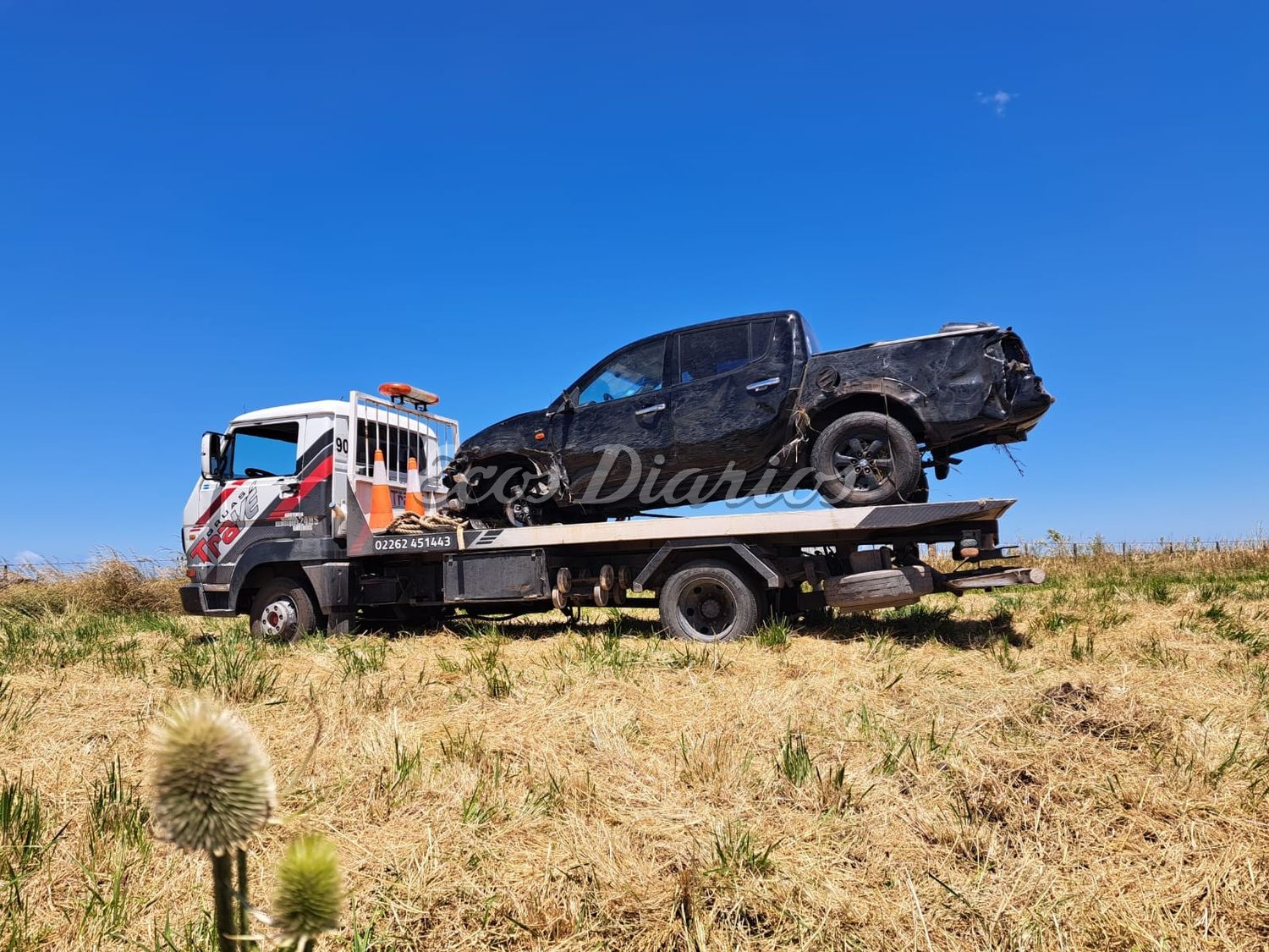 Camioneta accidentada es trasladada este mediodía
