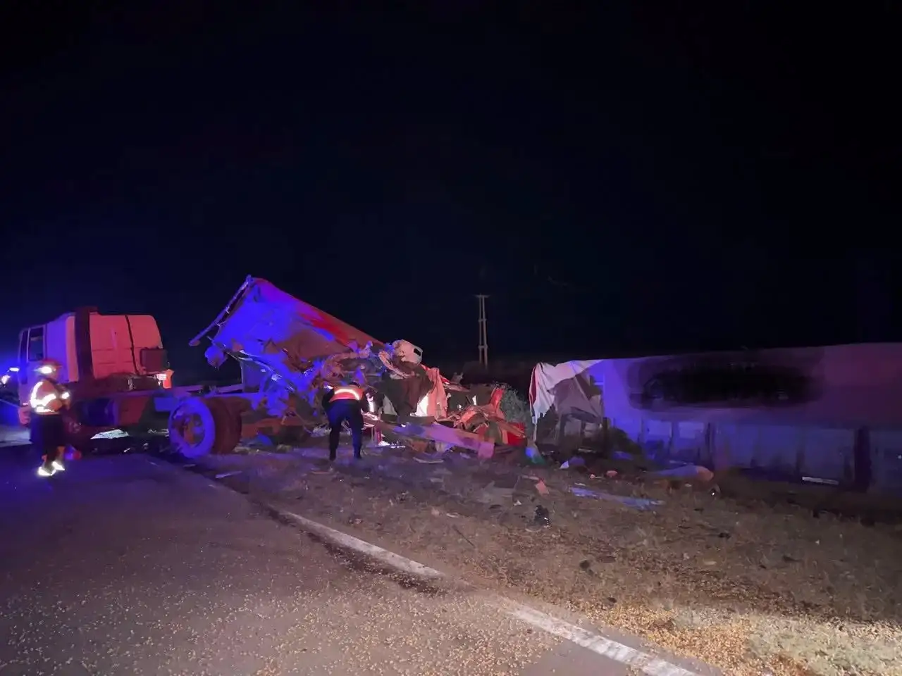 Choque frontal entre dos vehículos de carga sobre la Ruta Nacional 34 en plena madrugada - 1